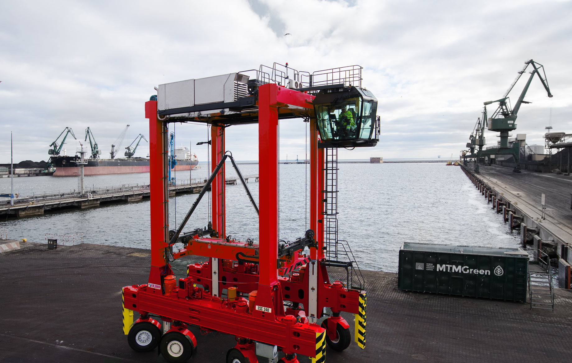 The best of both worlds for straddle and shuttle carrier operations